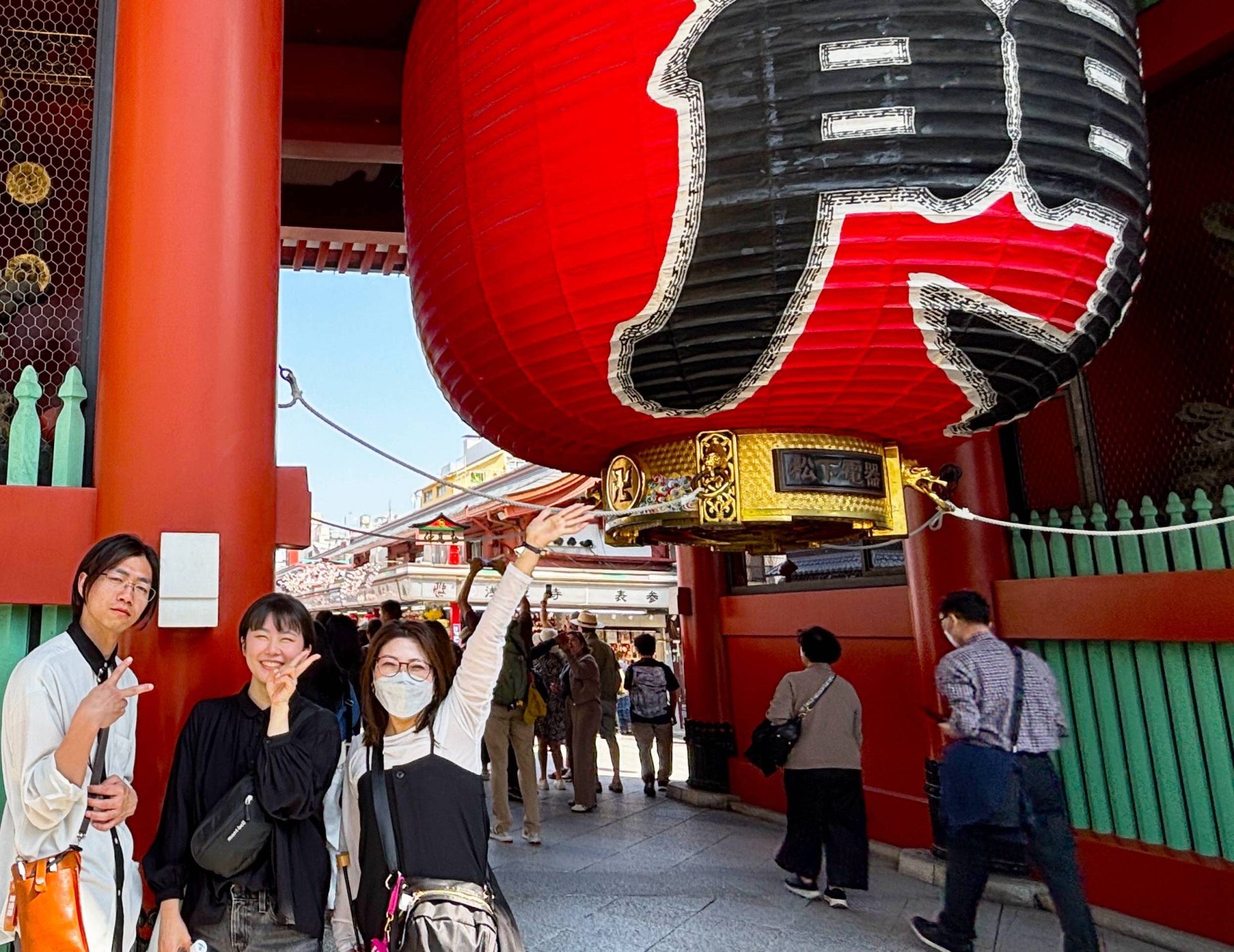 浅草寺の大提灯の下で、笑顔も全開